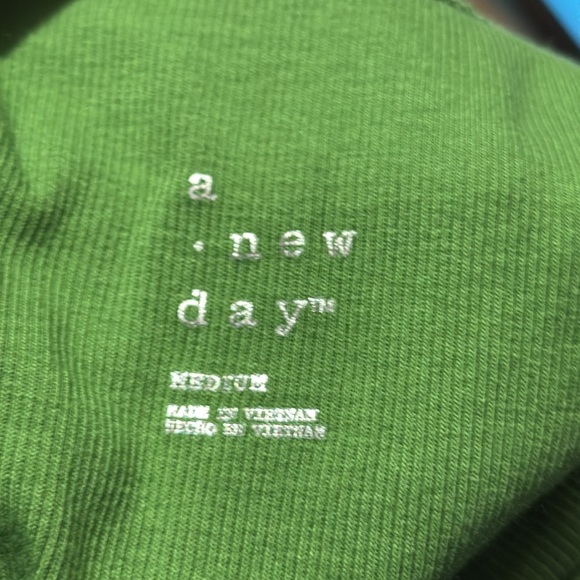 Women’s size medium | Mid length | slim fit | embroidered lime | tank - Picture 4 of 4